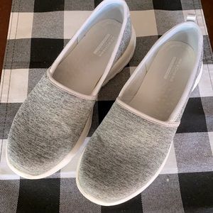 Sketchers go walk Joy